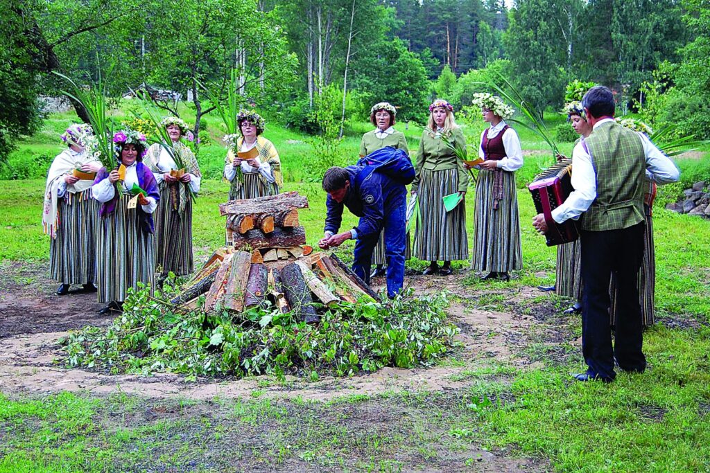 Ielīgošanas ugunskuru sakārtotajā Vijas krastā aizdedz Māris Eglītis.
Autors: Aldis Dubļāns