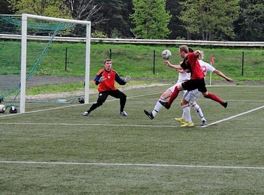 Spēles 32. minūtē Priede veiksmīgi apspēlēja staiceliešu aizsargu un izdarīja precīzu piespēli uz vārtu priekšu, kur bumbai netrāpīja Edgars Janosns, bet viņam aiz muguras atradās Kristaps Rakštelis, kura izpildīto sitienu mājinieku vārstargs nespēja atvairīt, un bumba ielidoja vārtos.
Autors: Agris Melderis