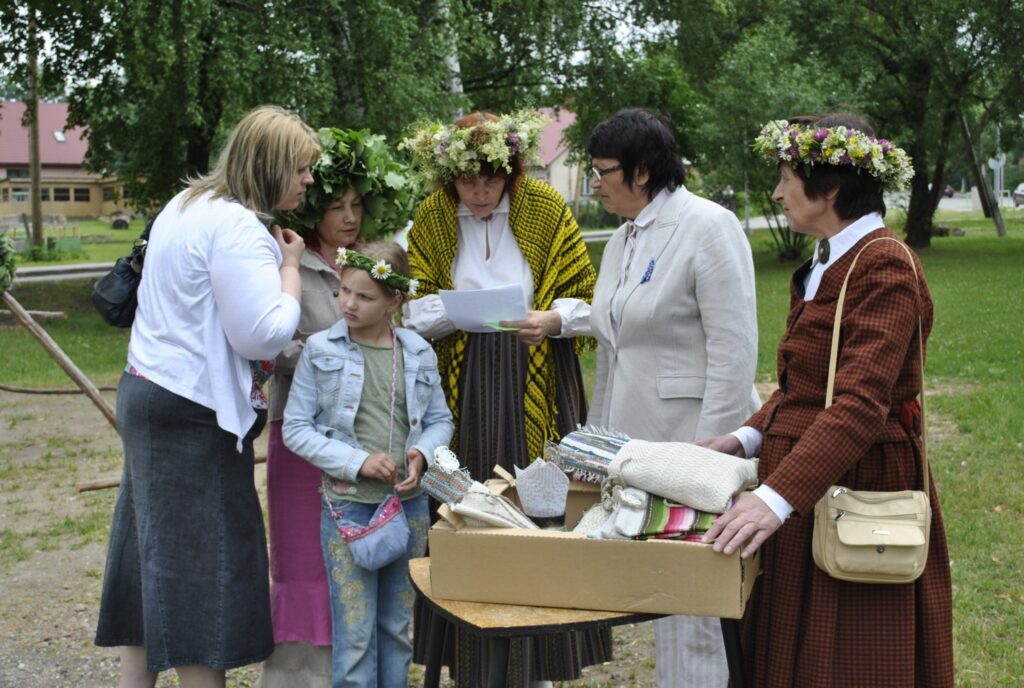 Konkursu “Daiļākais Jāņu vainags” jau trešo gadu rīko Smiltenes kultūras un sporta centrs un Tautas lietišķās mākslas studija (TLMS) “Smiltene”, lai noskaidrotu prasmīgākos pinējus
Autors: Sandra Pētersone