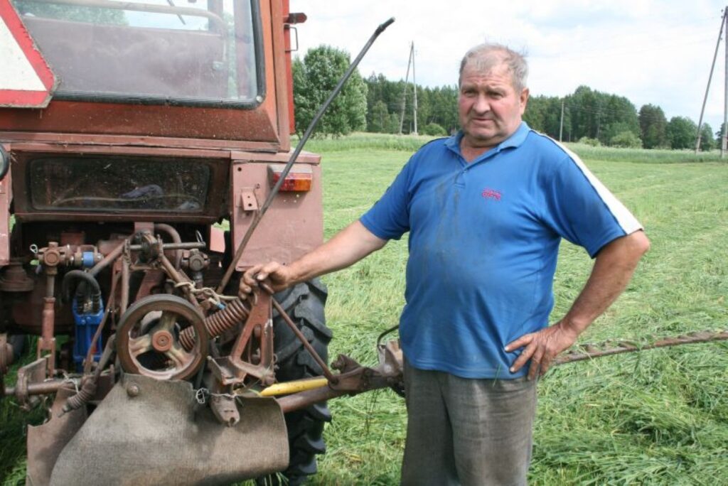 Zemnieks Arvīds Lūsītis uzskata, ka tagad ir pats labākais laiks pļaujai un ilgāk vairs nedrīkst gaidīt. 
Autors: Aivars Zilbers