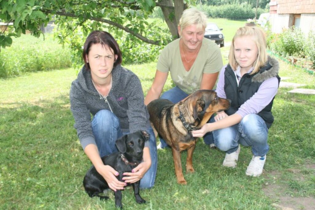 Agrita Pētersone (vidū) ar meitām Kristīni (no kreisās) un Moniku stāsta, ka mazajai Zuzītei paraugs ir Džaspers, un viņa cenšas būt visur tur, kur ir arī viņš.
Autors: Aivars Zilbers