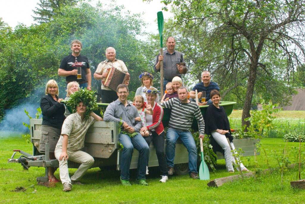 Pērn jērcēnieši Raganu zupu pagasta jāņabērniem izvadāja ar... laivu. Laiva bija iecelta automašīnas piekabē, katls – laivā. Zupas dalītājiem līdzi brauca meitenes  ziedu vainadziņos un akordeonists, lai lustīgāks noskaņojums. 
Autors: No Jāņa Ences personīgā arhīva