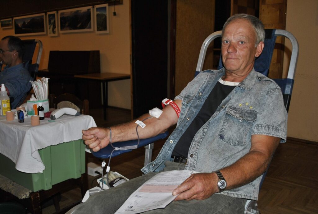 “Tas ir kā svēts pienākums, palīdzēt citiem cilvēkiem, ko daru jau vismaz 25. gadu,” savā simtajā asins ziedošanas reizē saka Juris Zetmanis no Silvas.
Autors: Santa Sinka