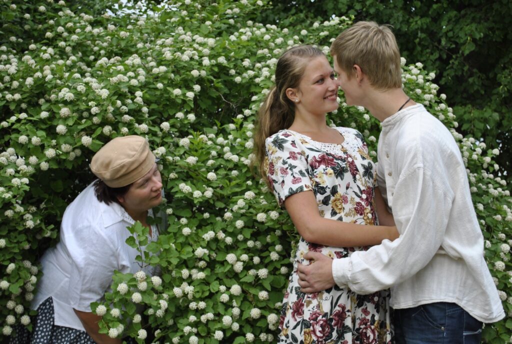 miltenes Tautas teātra jauniestudējumā “Jaunsaimnieka līgava” uz stalto Mārtiņu (Jānis Bogdānovs) cerē gan jaunā Anete (Evija Cirša), gan vecmeitās aizsēdējusies Dārta (Dace Purvlīce -  no kreisās), kura par savu laimi cīnās jebkādiem līdzekļiem. 
Autors: Sandra Pētersone