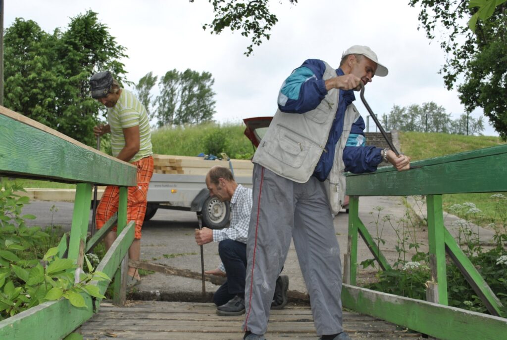  Šodien  firmas “Koka rokdarbi” valdes priekšsēdētājs Ainārs Ozoliņš (no kreisās) un strādnieki Andrejs Drāznieks un Didzis Dobelis sāka demontēt Tepera stadiona tilta veco segumu.
Autors: Sandra Pētersone