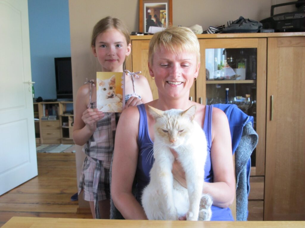 Lepnā runča Mada draudzenes – Zeltīte Kampe un Klaudija Kate – priecājas ne tikai par savu ģimenes mīluli, bet arī par iegūto dāvanu karti par 2. vietu portāla www.ziemellatvija.lv rīkotajā konkursā “Drauga ķepa”. 
Autors: Inga Karpova