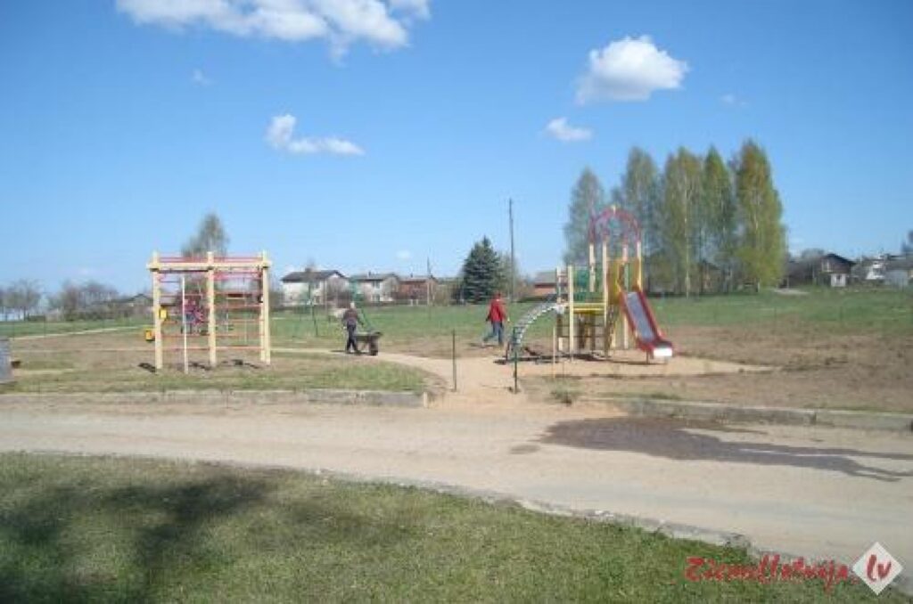 Šopavasar Lielajā talkā trikātieši labiekārtoja rotaļlaukumu. 
Autors: Sarmīte Ozola