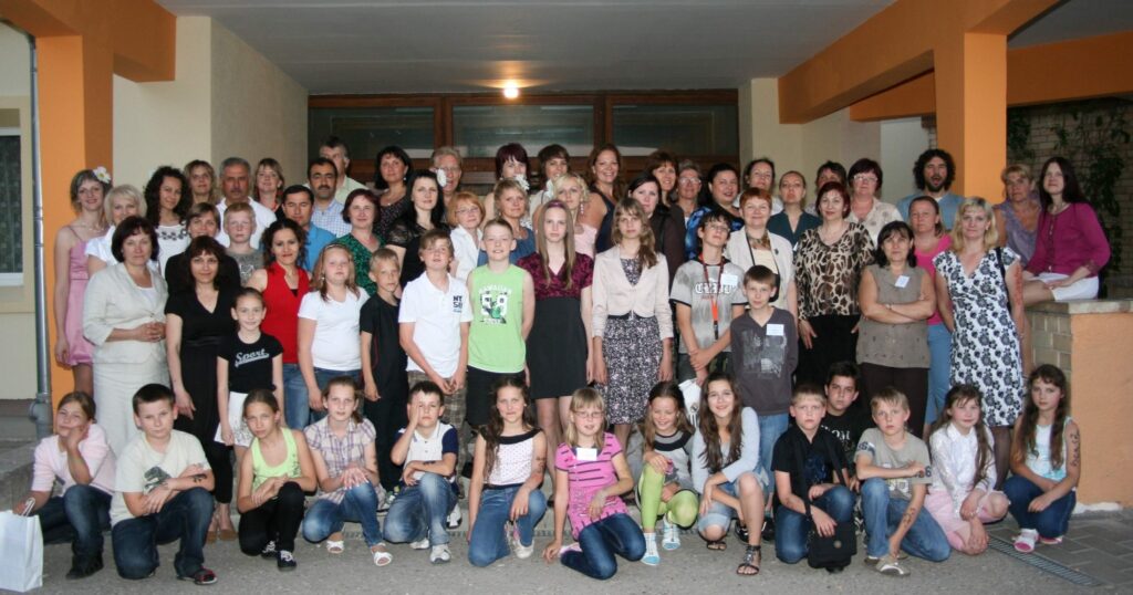 Smiltenes Trīs pakalnu pamatskolas skolēniem un skolotājiem, viesiem no Bulgārijas, Rumānijas, Lietuvas, Turcijas, Nīderlandes un Holandes ir kas kopīgs –  viņiem visiem rūp ekoloģiska vide. Lai vārdi pārvērstos darbos, visi iesaistījās Comenius projektā “Eu-cology” un tā ietvaros viesojās Smiltenē.
Autors: No personīgā arhīva