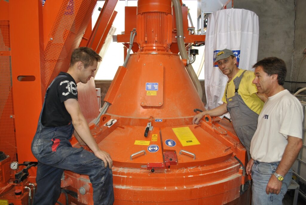  Jaunā betona ražošanas iekārta Smiltenē darbosies automatizēti, tomēr programmētājs Tomass Lībels (no labās) no Vācijas vēl dod padomus strādniekiem Jānim Grēviņam (no kreisās) un Jānim Stieģelim.
Autors: Sandra Pētersone