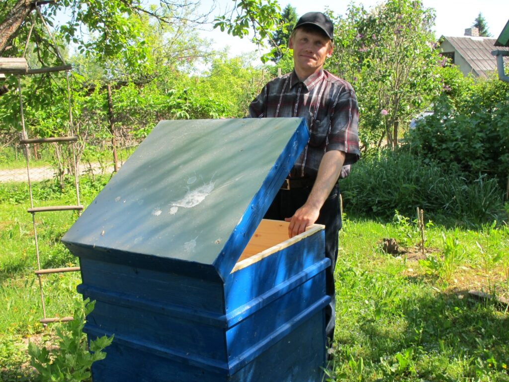 Valcēnietim Didzim Aumeisteram bitenieka aroda zināšanas nodeva tēvs Jānis. 
Autors: Inga Karpova