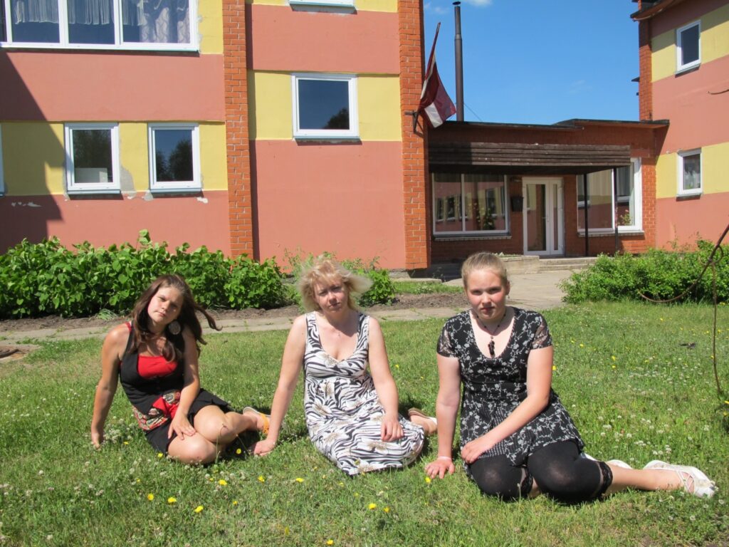 Sestdien Plāņu pamatskolas 9. klases absolventes Sanita Māliņa (no kreisās), Rūta Upīte un klases audzinātāja Diāna Dankmāra dejos ne tikai sava izlaiduma, bet arī skolas pēdējā izlaiduma valsi
Autors: Ingūna Johansone