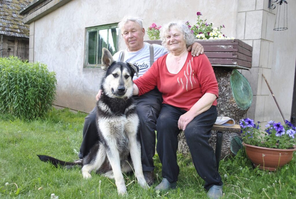  “Jaunlūru”  saimnieki Juris un Aina Kļaviņi ir vieni no titulētākajiem sakoptākās lauku sētas īpašniekiem Brantu pagastā. Pensionāriem atzinība un pateicība sniedz gandarīju, taču vissvarīgākais ir būt labiem cilvēkiem. Ne velti suns Džeris par saviem saimniekiem izvēlējās tieši Kļaviņu pāri.
Autors: Santa Sinka
