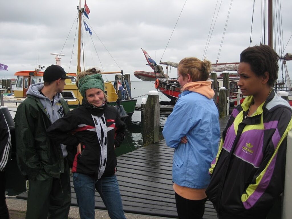 Smiltenes ģimnāzijas skolniece Elīna Auga (otrā no kreisās) pat nenojauta, ka apmācība Eiropas brīvprātīgo darbā nozīmēs strādāšanu uz jahtas Ziemeļjūrā.
Autors: No personīgā arhīva