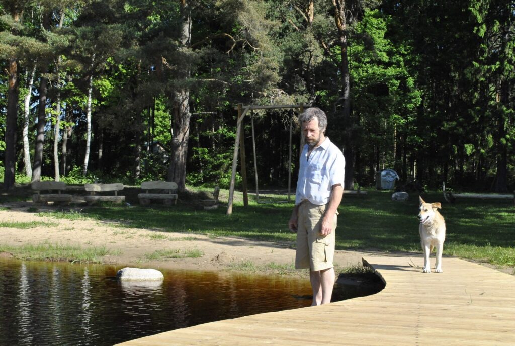 Bilskēnietis Māris Lismanis dzīvo vien pārdesmit metrus no pagastā iecienītā ezera. Šodien viņš plāno atklāt peldsezonu, taču lielāku prieku viņam sniedz labiekārtotā ezermala un jaunā, stabilā laipa.
Autors: Santa Sinka