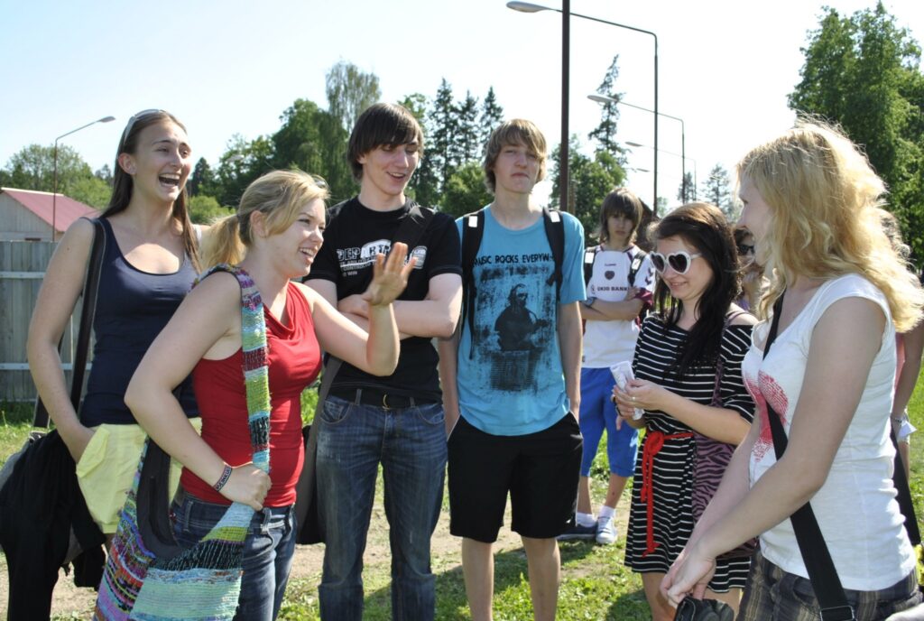 Vāciete Lisa Jaha (otrā no kreisās) un viņas skolasbiedri par vērtīgāko ieguvumu projektā “iPod draugi” atzīst iespēju kontaktēties ar vienaudžiem citās valstīs. Par Smilteni vācieši daudz uzzināja no pilsētas ģimnāzijas jauniešiem. 
Autors: Sandra Pētersone