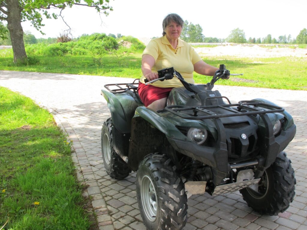 Pensionāre Mārīte Vaļģe ar savu uzticamo kvadraciklu ne vien brauc sēņot un ogot, bet apciemo arī draudzenes.
Autors: Inga Karpova