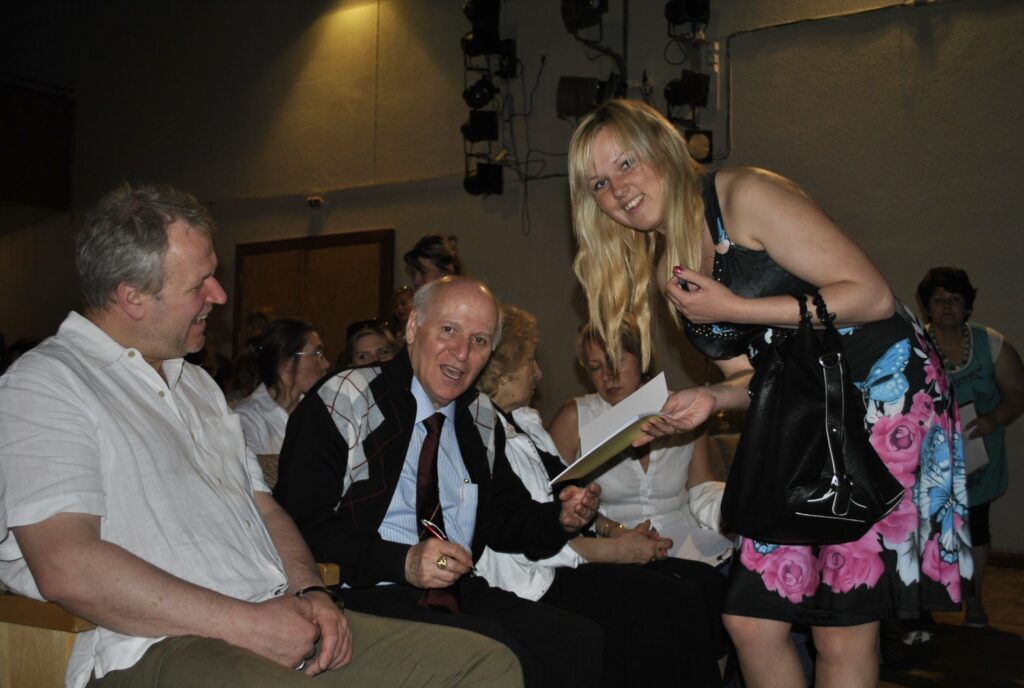 Maskavas Pedagoģiskās universitātes profesors Šalva Amonašvili (otrais no kreisās) Latvijas pedagogu vidū ieguvis lielu autoritāti, vairākas viņa grāmatas tulkotas  latviešu valodā. Smiltenē autogrāfus profesoram lūdza daudzi skolotāji, arī  Anita Platača no Madonas
Autors: Sandra Pētersone