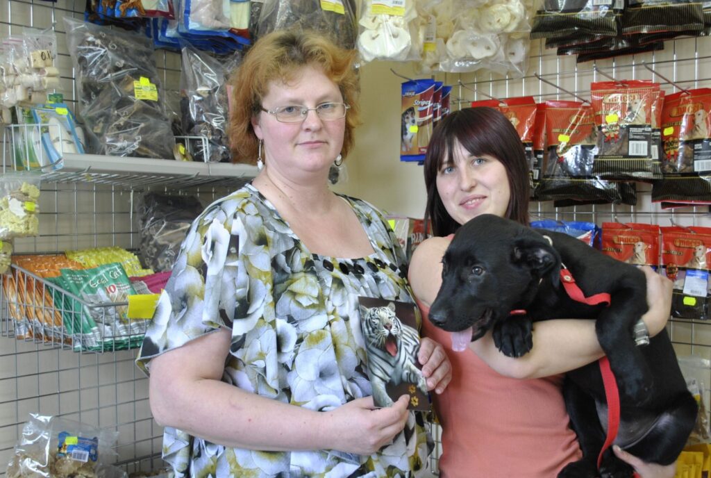 Ziemellatvija.lv fotokonkursa “Drauga Ķepa” uzvarētāja suņu meitene Mona no Smiltenes kopā ar savu auklīti Daigu Bukšu (no labās)  A. Kupriša veterinārajā praksē saņēma balvu, ko pasniedza veterinārārste Santa Kupriša. 
Autors: Santa Sinka