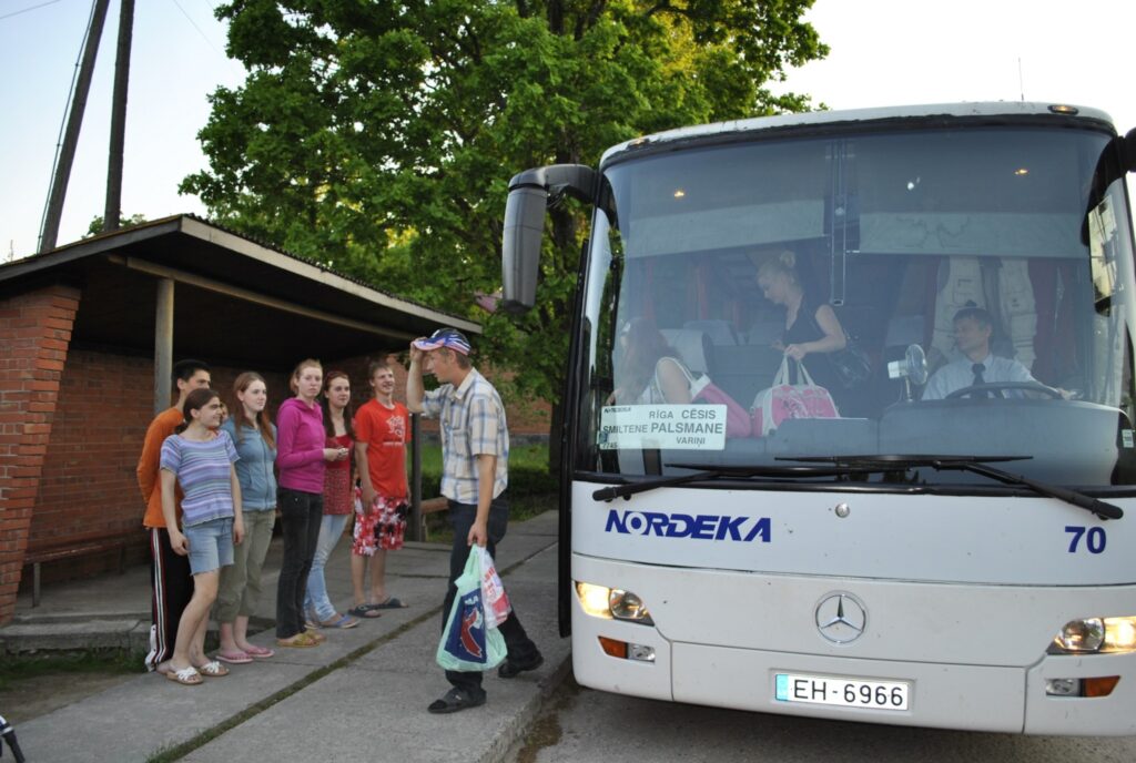 Otrdien Palsmanē pēdējo reizi piestāja pasažieru autobuss reisā Rīga - Palsmane - Variņi. No 1. jūnija reiss slēgts uz nenoteiktu laiku, par ko cilvēki saka, - lauki grimst arvien dziļāk. 
Autors: Sandra Pētersone