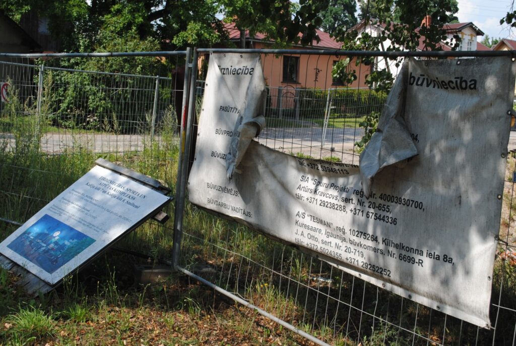 Smiltenieši ar nepatiku noskatās uz pilsētas “gadsimta būves” jeb peldbaseina nepievilcīgajiem plakātiem. 
Autors: Sandra Pētersone