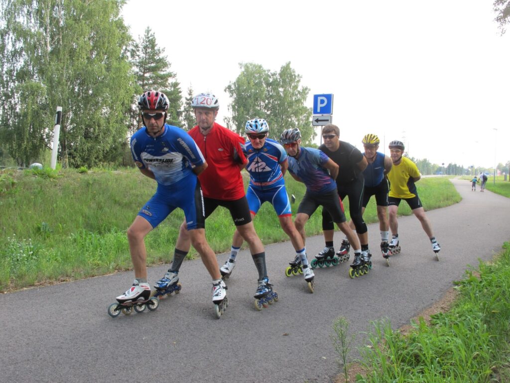 Kopā ar šiem skrituļslidotājiem uz kopā bildēšanos nevarēja ierasties valcēnietis Juris Krastiņš un blomēnietis Juris Bērziņš.
Autors: Aldis Dubļāns