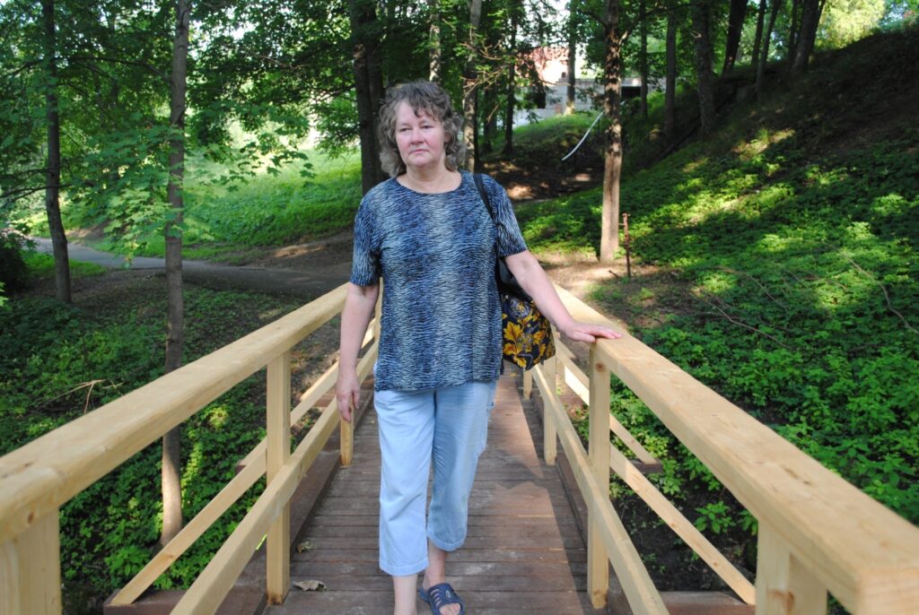  “Skaistāk tomēr bija ar vecajām metāla margām,” par rekonstruēto tiltu Vecajā parkā pie slimnīcas saka smilteniete Daina Kārkliņa. Tas, ka margas izrādās saistītas ar kapiem, viņas viedokli būtiski neiespaido.
Autors: Sandra Pētersone