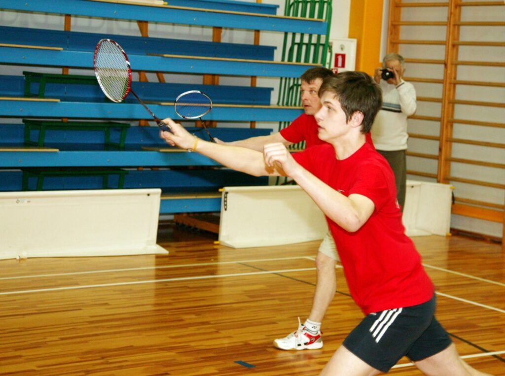 [12:08:17] Aldis Māris Dubļāns: Dāvis Lozda (priekšplānā) dubultspēlēs ne reti cīnās kopā ar tēvu, treneri Salvi. Foto: ALDIS DUBĻĀNS
Autors: Aldis Dubļāns