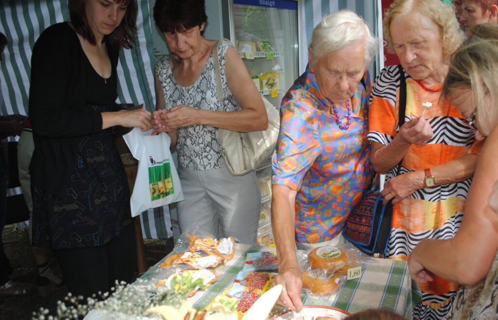 Smilteniete Mirdza Pukste (no labās) sieru atzīst gan par gardu, gan veselīgu, tālab kopā ar  māsu Birutu Neimani ar interesi apmeklēja Latvijā Pirmo piena produktu balli. 
Autors: Sandra Pētersone