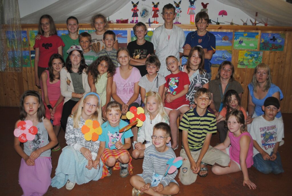 Smiltenes pagasta lauku mājās “Kalbakas” vasaras nometnē atpūšas un piedzīvojumus, radošas nodarbes un citas labas lietas izbauda 25 bērni un pusaudži. Attēlā – pie savu darbu izstādes. 
Autors: Sandra Pētersone