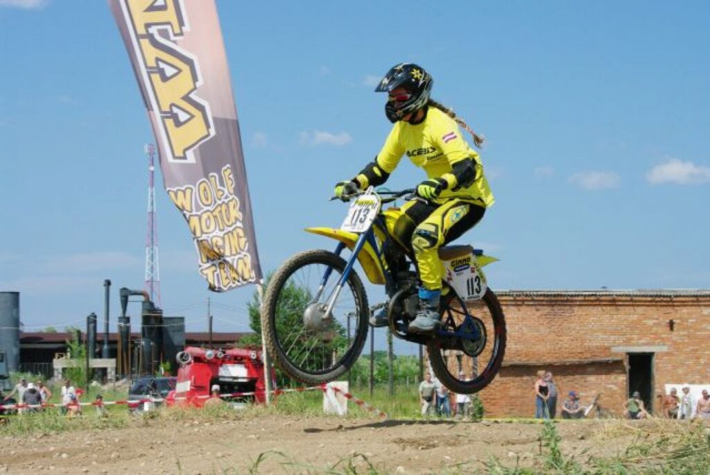 Šogad Latvijas “Zelta mopēda” čempionātā Laurai Gredzenai jācīnās ar vīriem, taču nākamgad paredzēts sievietēm izveidot savu klasi. 
Autors: publicitātes foto