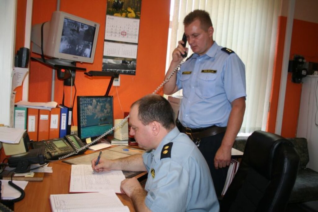 Valsts policijas Vidzemes reģiona pārvaldes Valkas iecirkņa priekšnieks Sergejs Majors (priekšplānā) un dežūrdaļas darbinieks Viesturs Veiders skaidro, ka ikvienam, kas lūdz palīdzību, policija cenšas iespējami ātri palīdzēt.
Autors: Aivars Zilbers