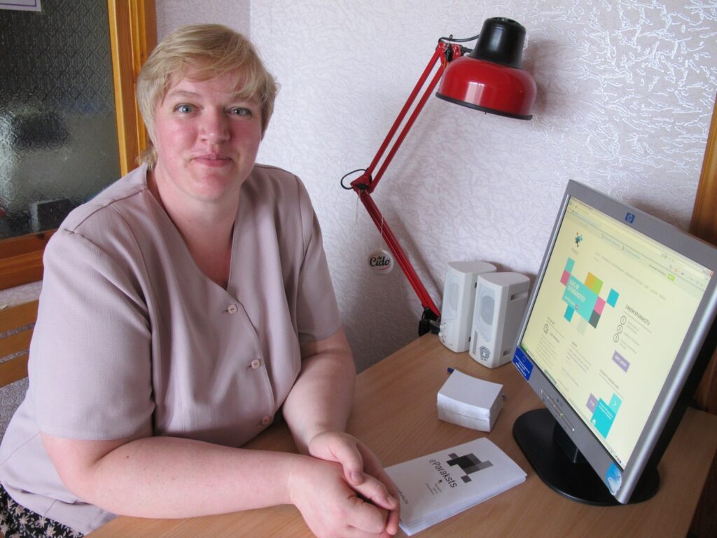  Valkas pilsētas bibliotēkas darbiniece Aija Rudīte aicina ekonomiski aktīvus iedzīvotājus izmantot iespēju apstiprināt savu eParakstu.
Autors: Inga Karpova