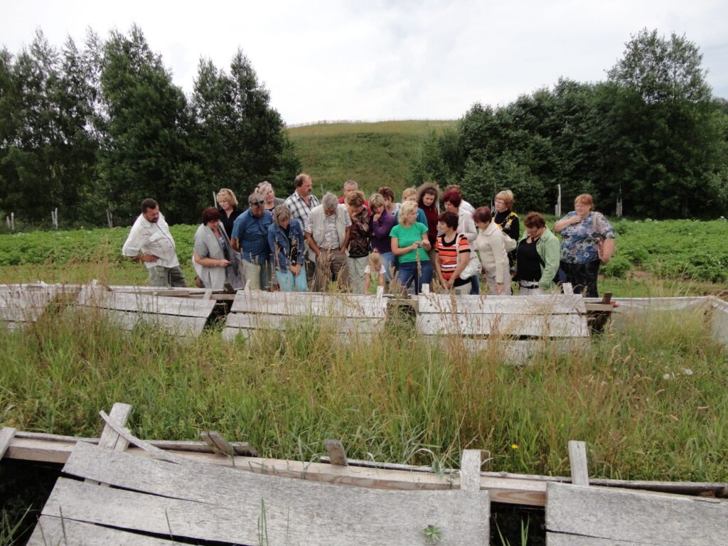 Tādās “mājiņās” Lībagu pagastā audzē vīngliemežus. Smiltenes novada lauksaimnieki un citi interesenti Kurzemē redzēja ne tikai to vien.
Autors: No personīgā arhīva