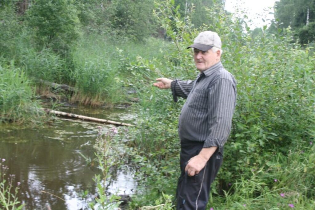 Zemnieks Juris Salmeisters stāsta, ka bebri, ierīkojot dambjus, padarījuši novadgrāvi nelietojamu.
Autors: Aivars Zilbers