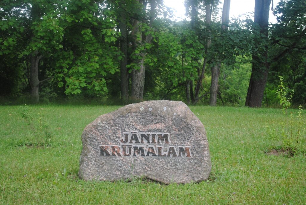 Smiltenieši nav aizmirsuši ārstu Jāni Krūmalu, tāpēc aicina stādīt košumkrūmus pie viņa piemiņas plāksnes. 
Autors: Sandra Pētersone