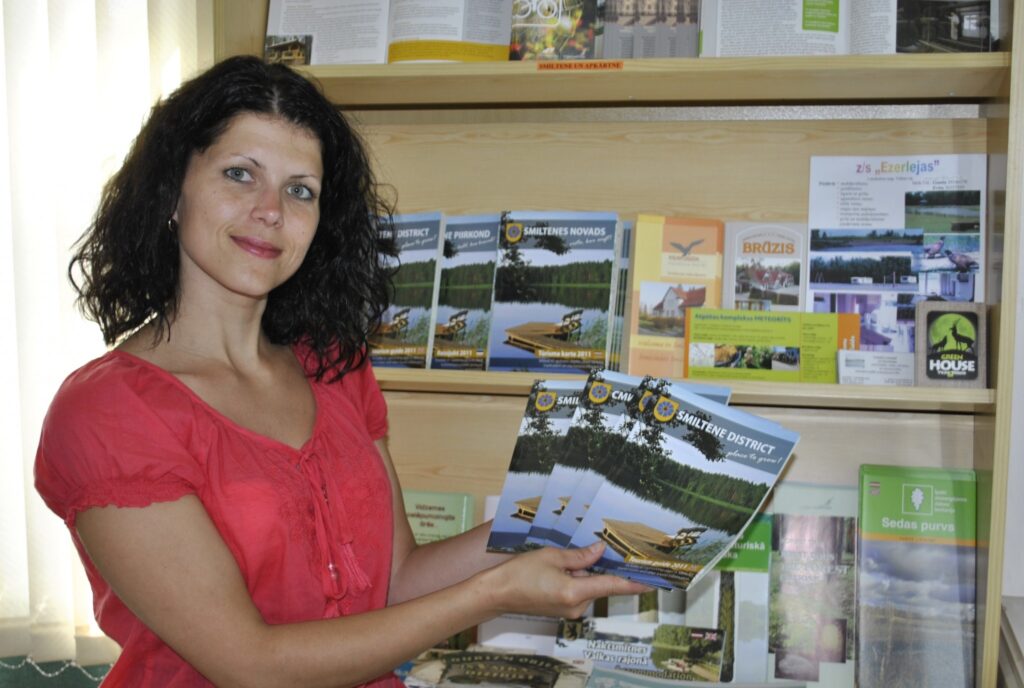 Tūrisma informācijas centra vadītāja Sanda Akmentiņa aicina apceļot Smiltenes novadu, ņemot palīgā jauno ceļvedi.
Autors: Sandra Pētersone