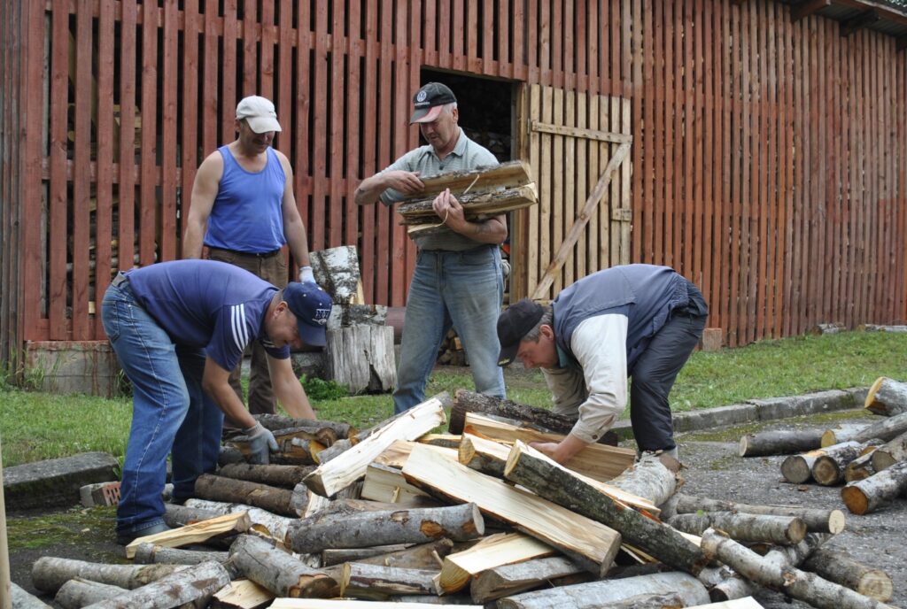 Tiksim galā ar mūzikas skolas malku un tad tālāk posīsim Strenčus novada svētkiem, strencēnietis Armands Ezeriņš (vidū) jau ir gaidāmo svētku noskaņās. 
Autors: Sandra Pētersone