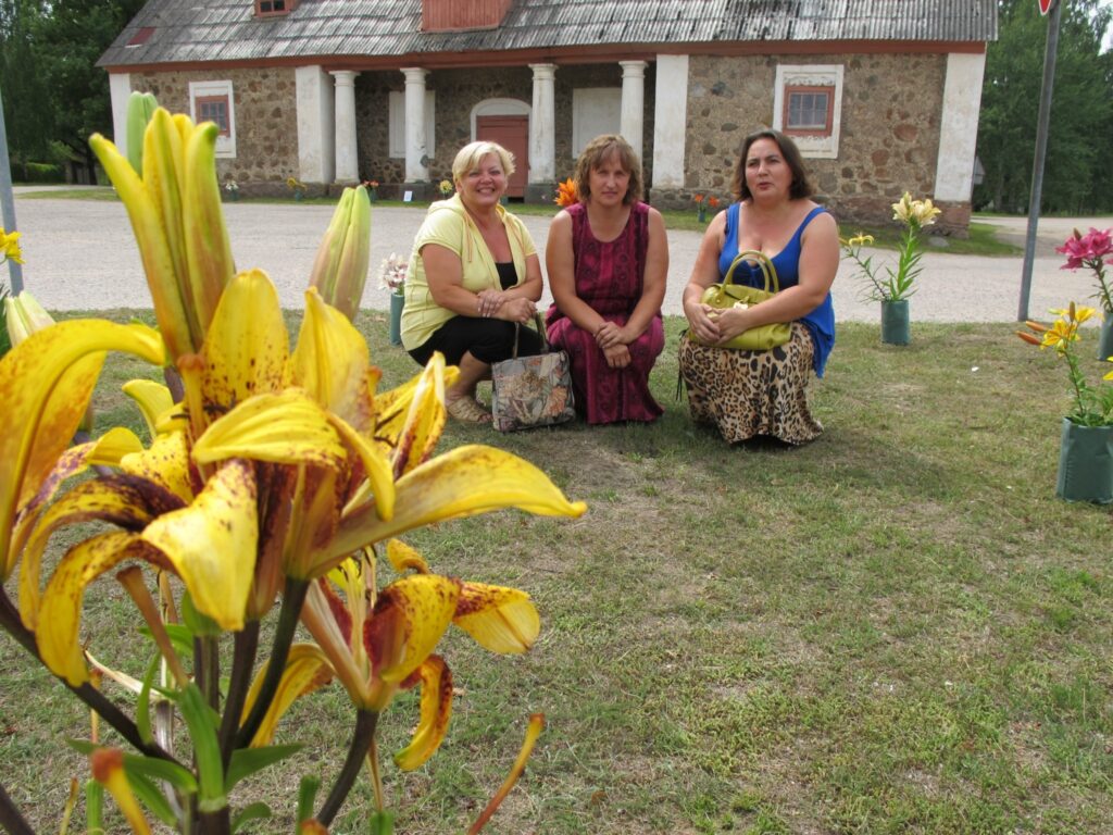 Izstādes organizatore Vita Bērziņa (no kreisās), ziedu audzētājas Gita Dudele un Sniedze Ragže uzskata, ka lilijas ir vasaras skaistākās puķes. 
Autors: Aldis Dubļāns