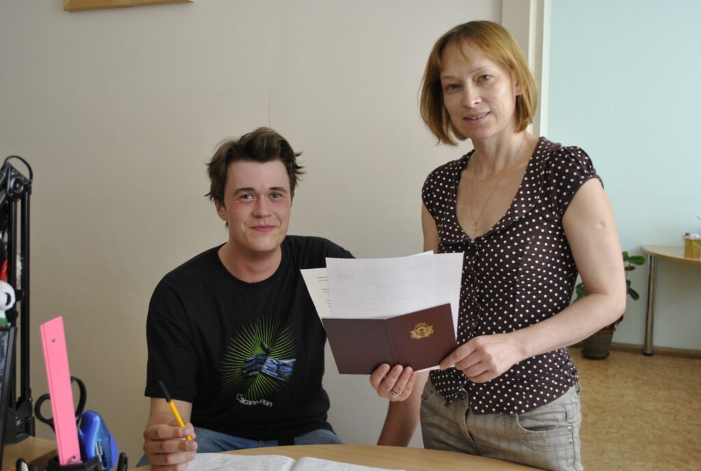 Atšķirībā no vairākuma klasesbiedru Smiltenes ģimnāzijas 12. klases absolvents Nauris Nātra studijām pieteiksies tikai  25. jūlijā. Taču, tāpat kā pārējie absolventi, savus vidējās izglītības dokumentus no skolas direktores Velgas Mālkalnes jaunietis jau saņēmis. 
Autors: Sandra Pētersone