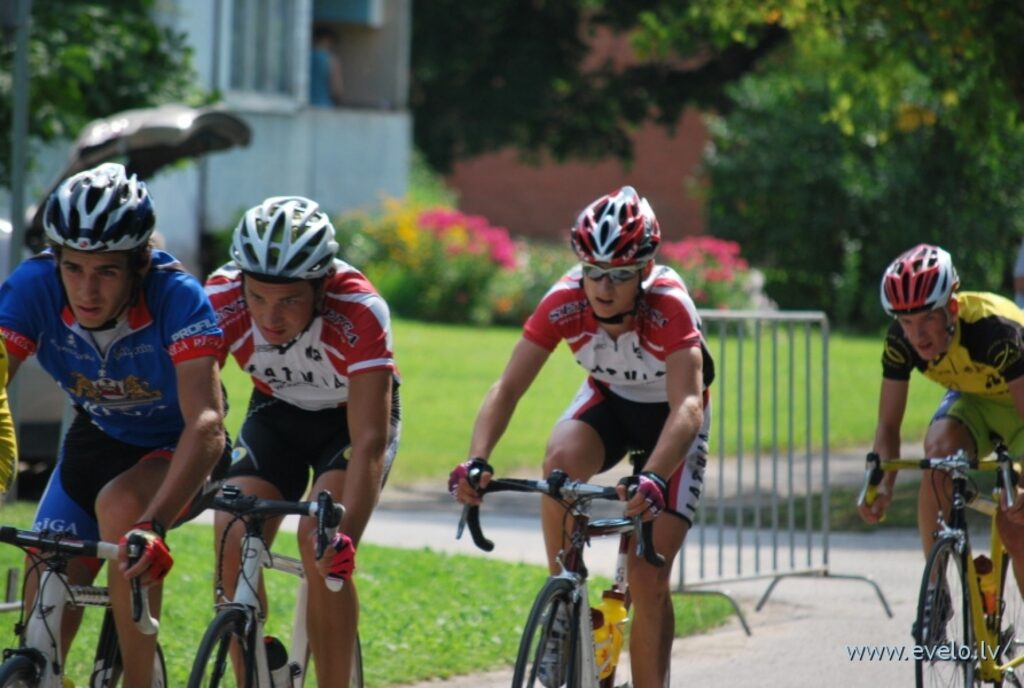 Tehniskas problēmas liedz Sandim Eisleram cīnīties par medaļām Eiropas čempionātā šosejas riteņbraukšanā grupas braucienā junioriem
Autors: www.evelo.lv