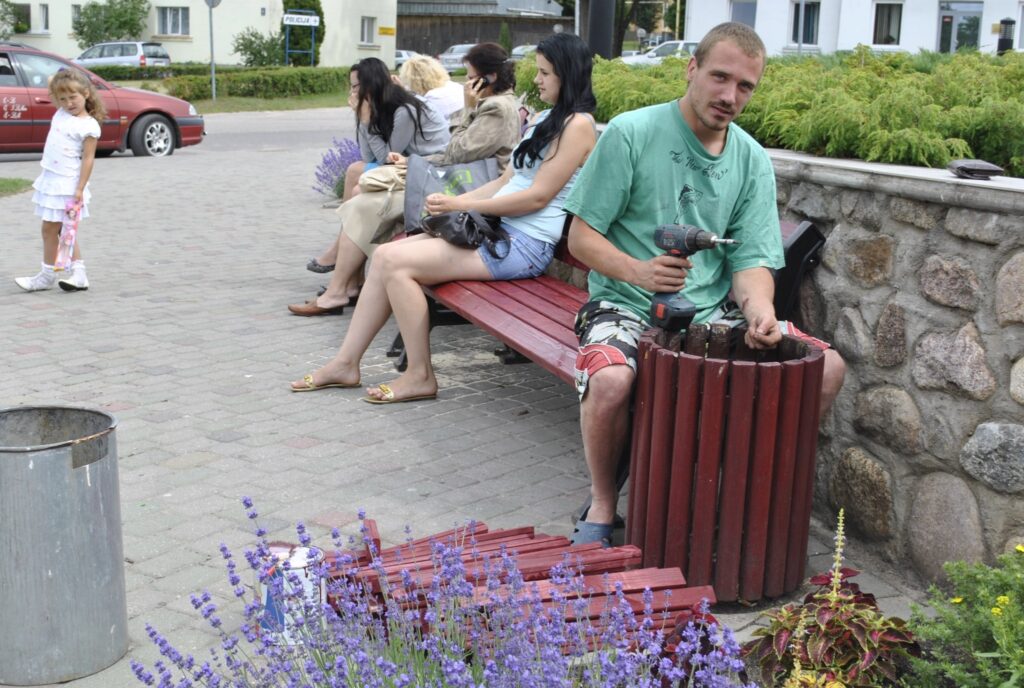 “Strādājam, lai Smiltene pirms saviem svētkiem būtu uzposta,” teic uzņēmuma “Smiltenes NKUP” strādnieks Edijs Ceipulis. Atjaunotie soliņi pilsētas centrā ir iecienīta atpūtas vieta. 
Autors: Sandra Pētersone