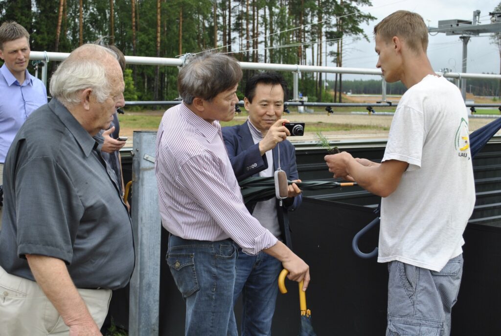 Viesojoties Strenču kokaudzētavā, Dienvidkorejas kompāniju prezidenti atzinīgi novērtēja ilgtspējīgas mežu apsaimniekošanas praksi Latvijā. Korejas uzņēmēji iepērk SIA “Smiltenes Impex” ražotos ēvelētos kokmateriālus.
Autors: Sandra Pētersone