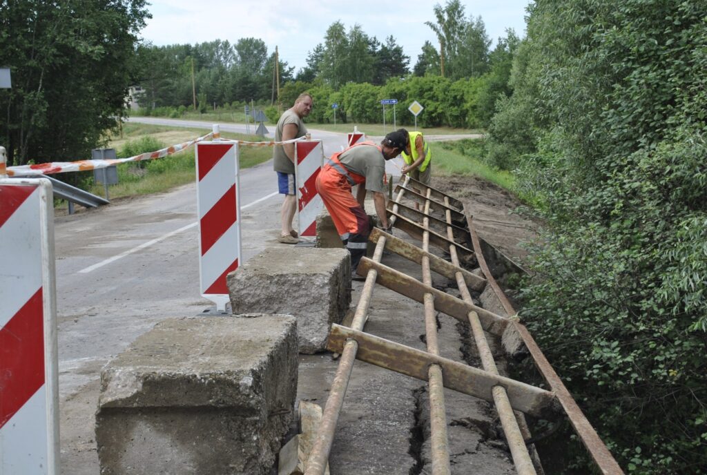 Otrdien Smiltenes ceļu rajona strādnieki demontēja  vecās margas tiltam pār Abulu Brutuļos.
Autors: Sandra Pētersone
