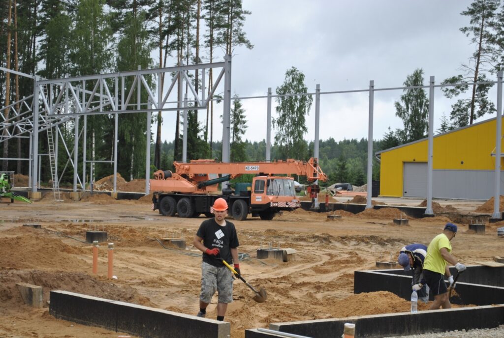 Valmieras firma “Bazalts”  Strenču kokaudzētavā lielā platībā būvē  jaunu stādu noliktavu. Tas ir viens no kokaudzētavas lielākajiem projektiem.
Autors: Sandra Pētersone