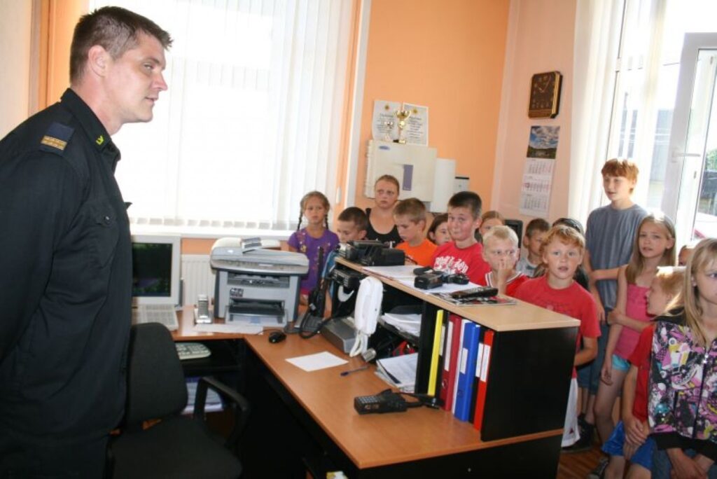 Ugunsdzēsības un glābšanas dienesta Valkas daļā vada komandiera pienākumu izpildītājs Kaspars Doršs bērniem skaidro, kāda nozīme dienestā ir sakaru centram.
Autors: Aivars Zilbers