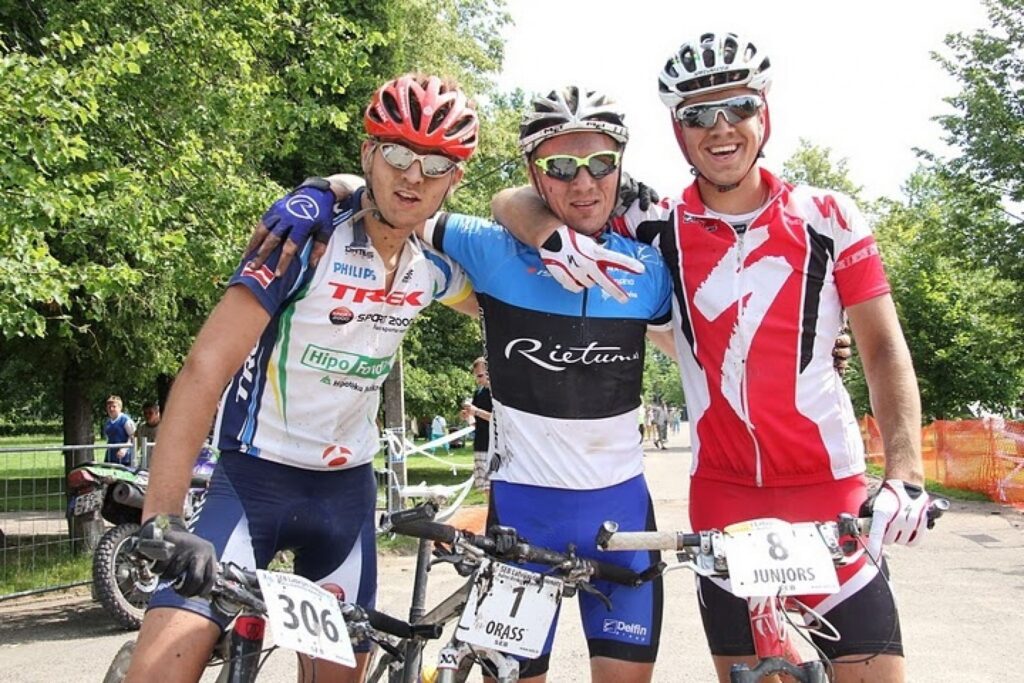 Smiltenes riteņbraucēji SEB MTB maratonu vēsturē sasniedz nebijušus panākumus. Jānis Rezins seniors izcīnīa otro, bet Toms Knostenbergs trešo vietu sporta klases absolūtajā vērtējumā. 
Autors: www.velo.lv