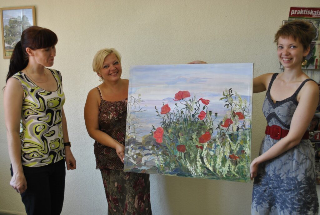 Šodien Smiltenes novada bibliotēkā atklāja vijciemietes Adeles Bērziņas (no labās) gleznu izstādi. To iekārtot palīdzēja viņas mamma Vita Bērziņa (vidū) un bibliotekāre Aira Stūre. 
Autors: Sandra Pētersone