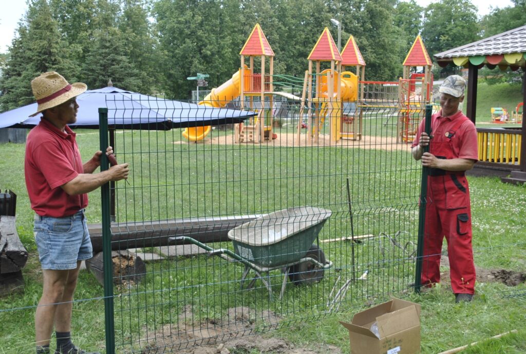 Šādam žogam jaunā paaudze nespēs neko nodarīt, cer firmas “A.M. Bruģis”  strādnieki Raitis Penezis (no kreisās) un Raitis Suliņš. 
Autors: Sandra Pētersone