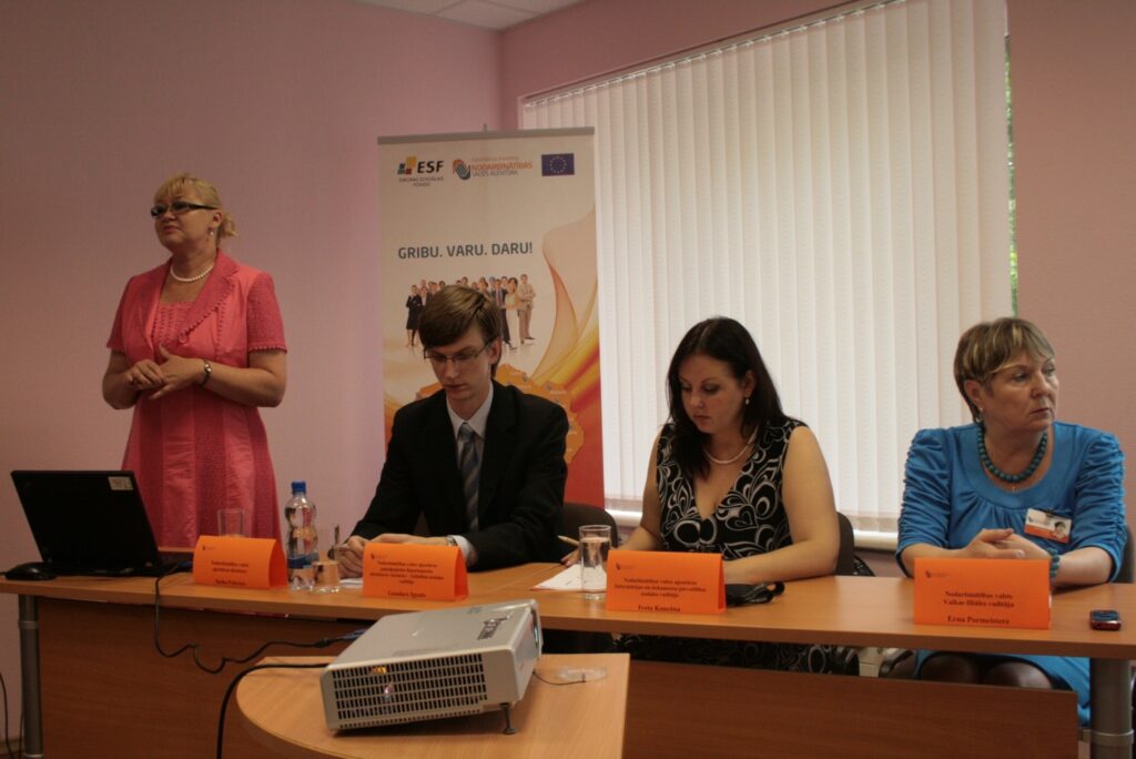 Par nodarbinātības semināru NVA Valkas filiālē interesi izrādīja daudz novada cilvēku.
Autors: Aldis Dubļāns