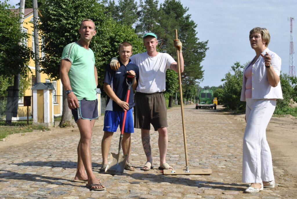 Bruģētāji Gvido Upītis (no kreisās), Jānis Veikšāns, Sergejs Peskovs un viņu kolēģi katru  demontēto bruģakmeni Strenčos, Trikātas ielā, atpakaļ ielika ar rokām. Darbiem vairs palicis  tikai pārkāpt “asti”, secina pašvaldības speciāliste Gita Siliņa.
Autors: Sandra Pētersone